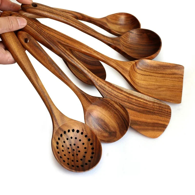 Handskuren teakwood-matlagning