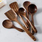 Handskuren teakwood-matlagning