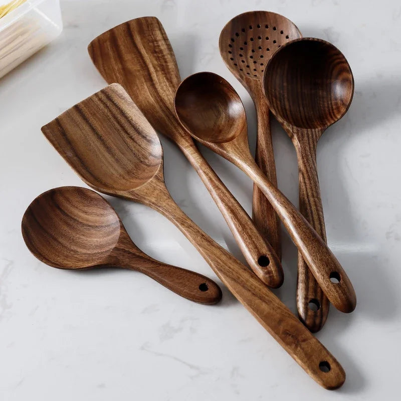 Handskuren teakwood-matlagning
